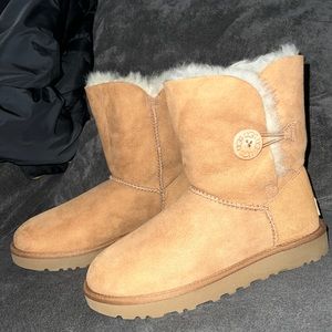 Ugg Bailey Button II  in Chestnut size 6 never worn